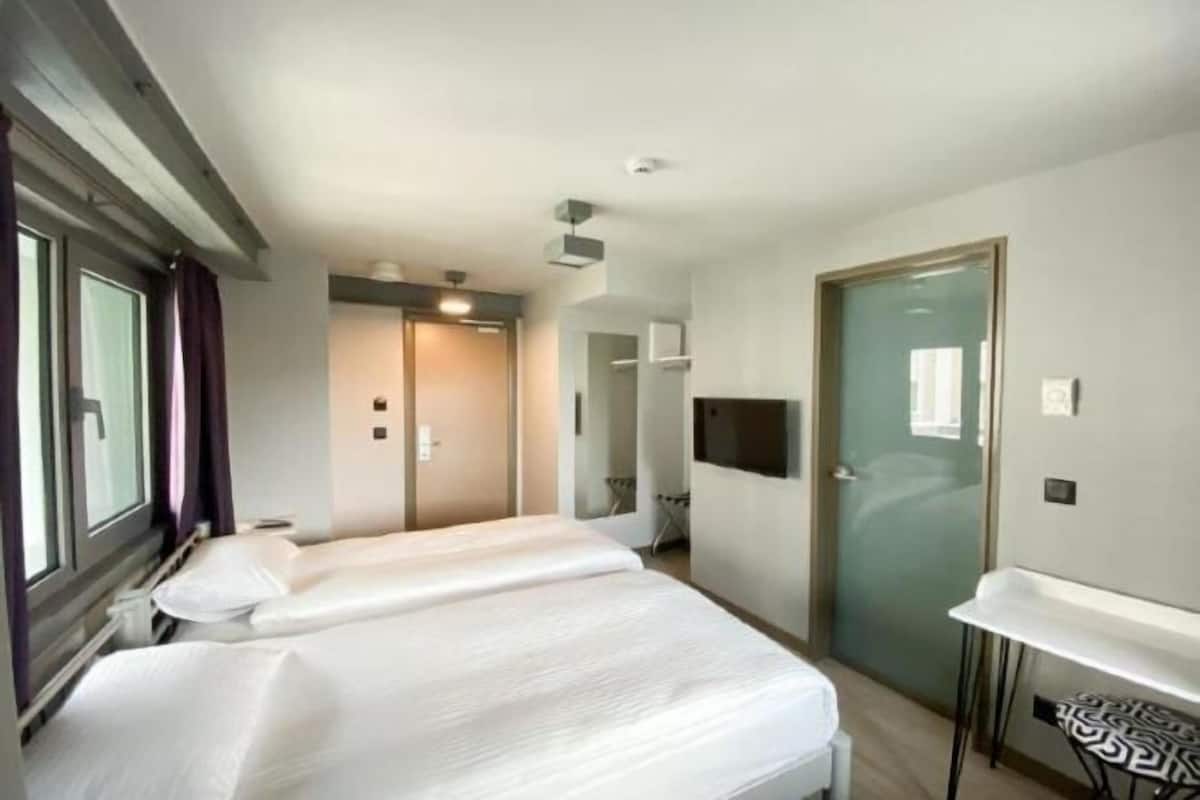 Minibar, Zimmersafe, Schreibtisch, laptopgeeigneter Arbeitsplatz
