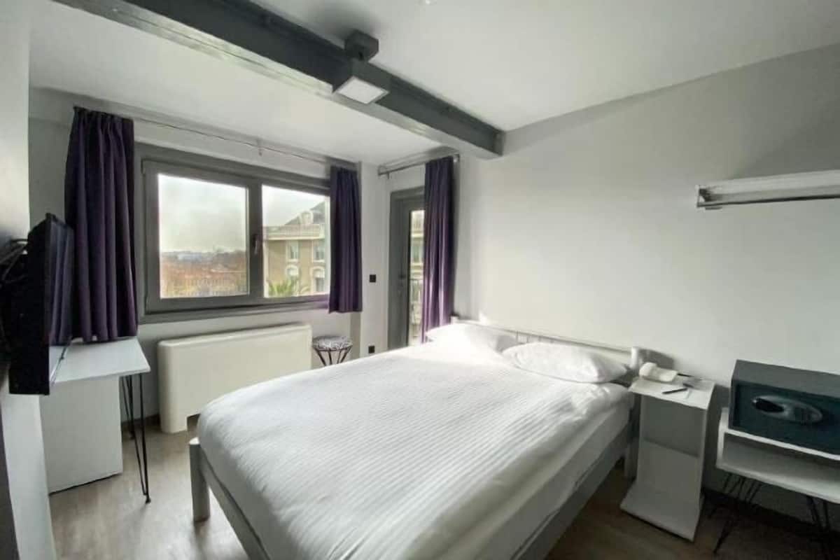 Minibaari, tallelokero huoneessa, työpöytä