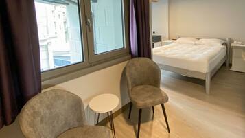 Standaard tweepersoonskamer | Woonruimte | Een 32-inch lcd-televisie met satellietzenders en een televisie