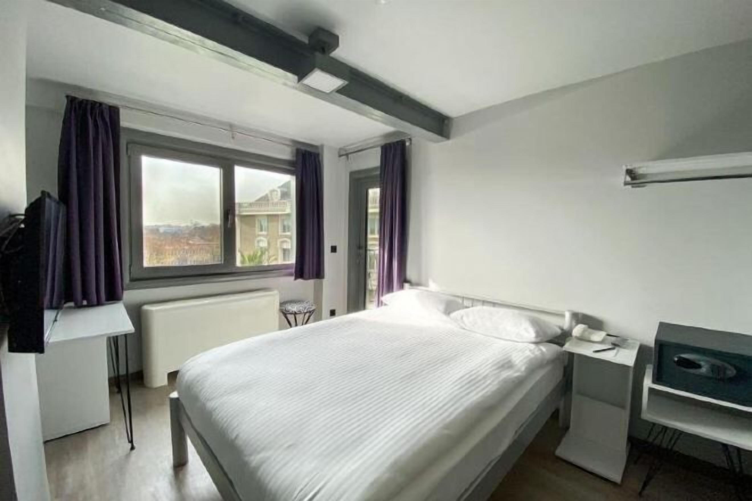 Minibar, Zimmersafe, Schreibtisch, laptopgeeigneter Arbeitsplatz