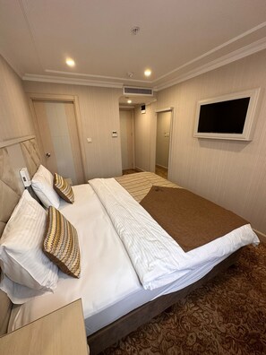 Quarto casal superior | Frigobar, cofres nos quartos, escrivaninha