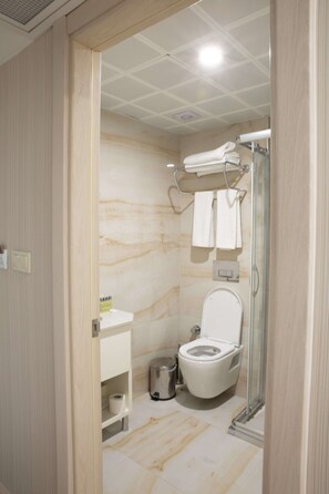 Habitación triple superior | Baño | Regadera, regadera tipo lluvia, secadora de cabello, pantuflas 
