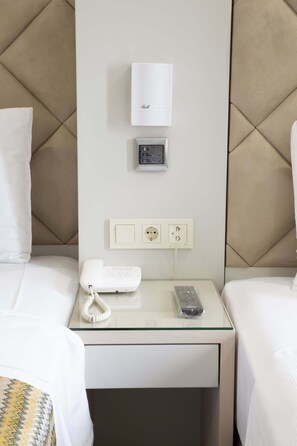 Superior Triple Room | Minibar, in-room safe, desk, laptop workspace - Alpinn Hotel DUE (Istanbul)