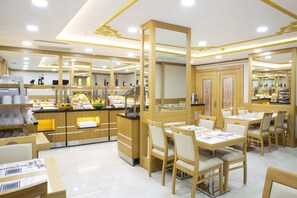 Daily buffet breakfast (EUR 7 per person) - Alpinn Hotel DUE (Istanbul)