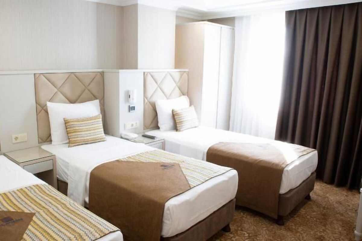 Minibar, coffres-forts dans les chambres, bureau