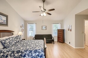 3 bedrooms, desk, iron/ironing board, travel cot