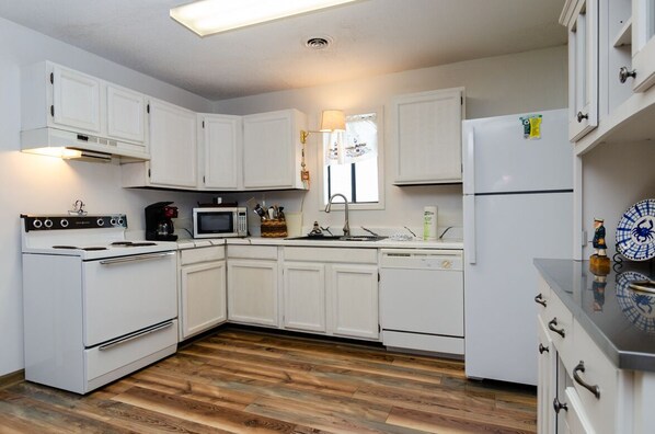 冰箱、微波炉、炉灶、洗碗机