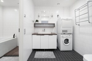 Departamento superior | Baño | Tina y regadera independientes y shampoo 
