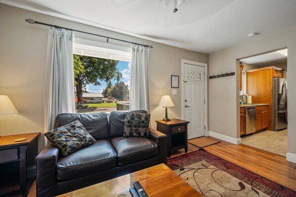 Een televisie en een open haard