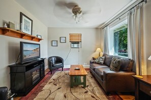 Een televisie en een open haard