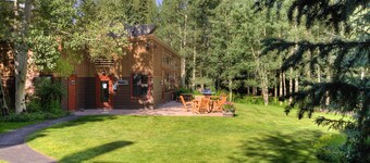 Spacious Condo w/ Great Alpine Views from Private Balcony w/ Gas Fireplace!