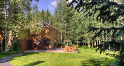 Spacious Condo w/ Great Alpine Views from Private Balcony w/ Gas Fireplace!