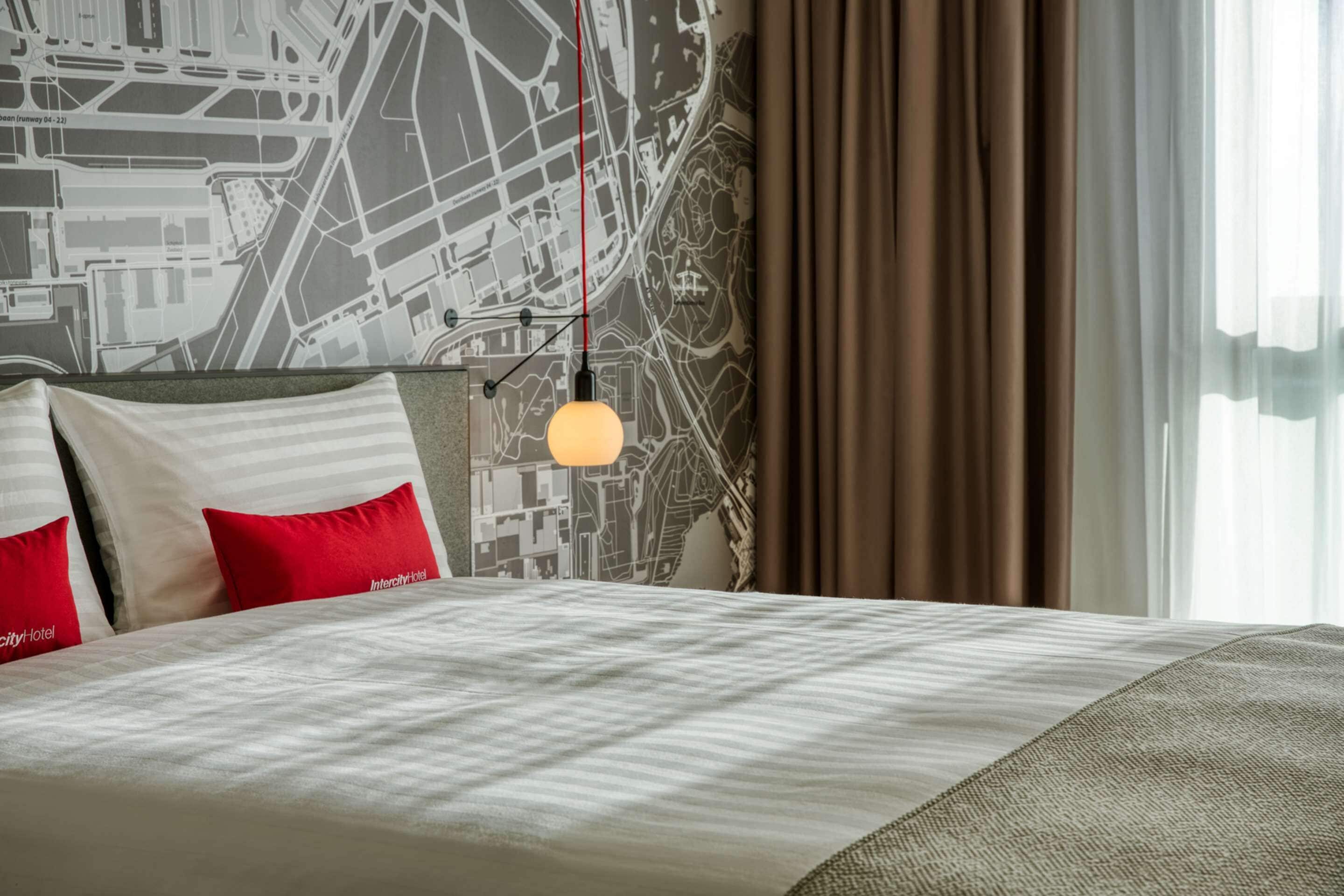 business double room | hypo-allergenic bedding, minibar, in-room safe, desk