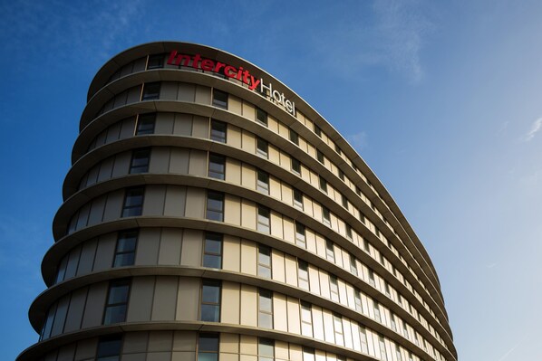 A curved hotel building with a sign reading 'Intercity Hotel.' -  Intercityhotel Amsterdam Schiphol Airport (Hoofddorp)