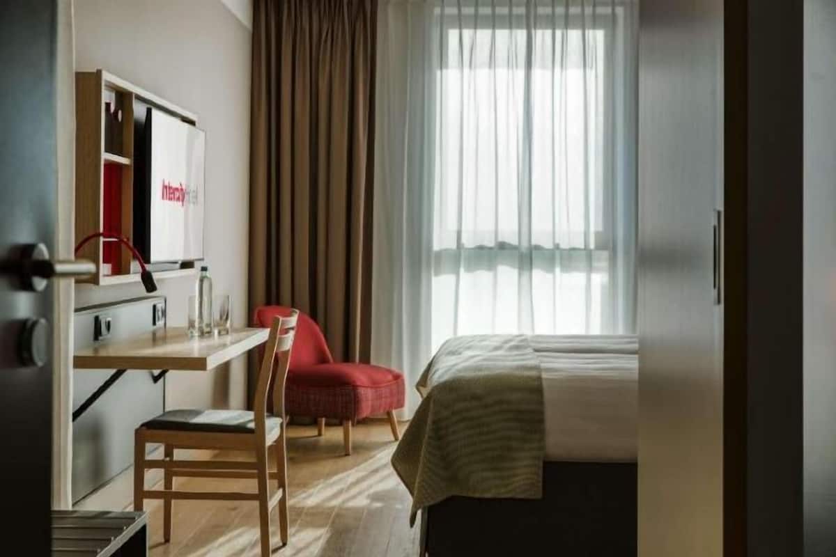 Hypo-allergenic bedding, minibar, in-room safe, desk