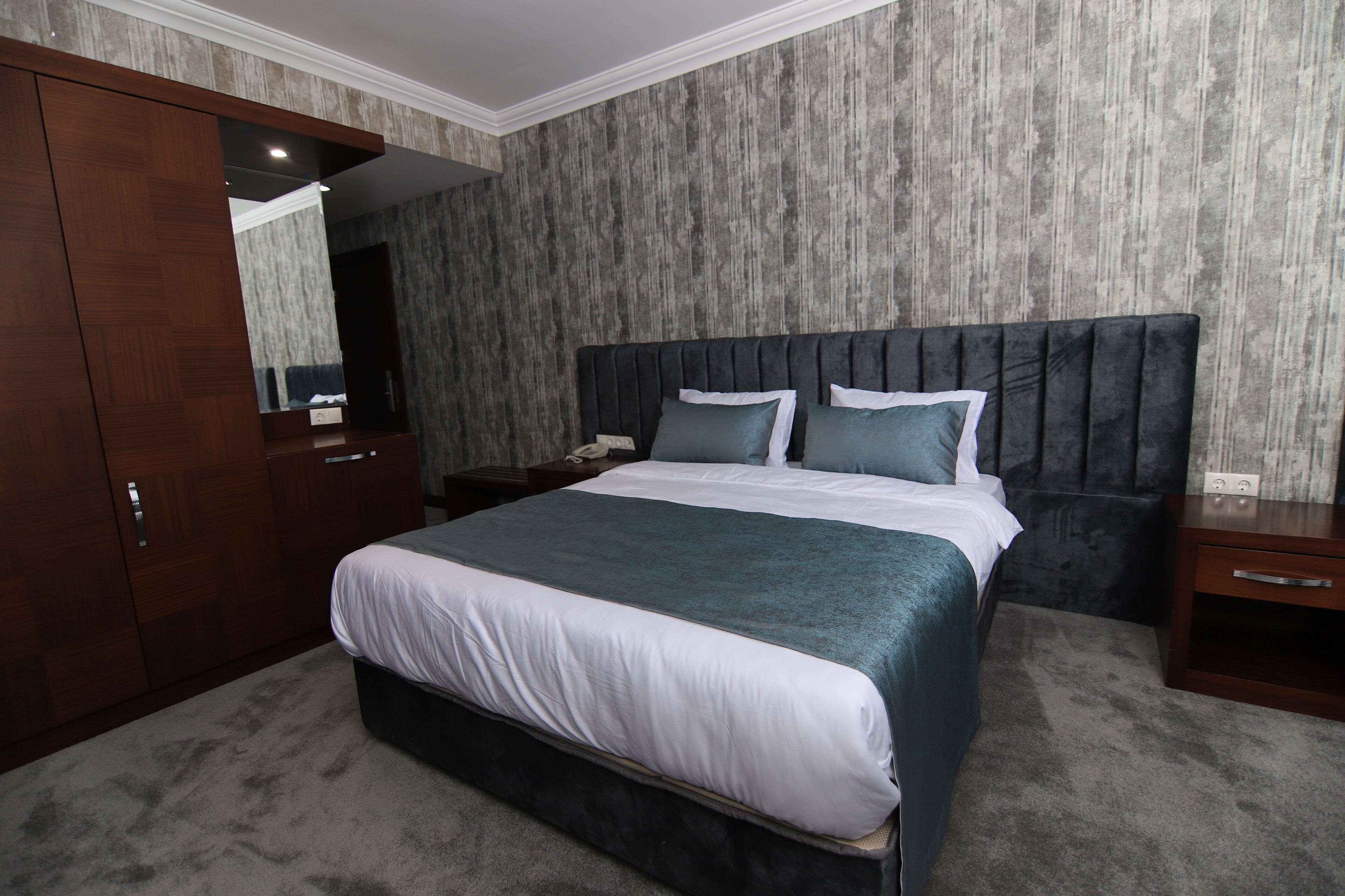 迷你吧、客房內保險箱、書桌、筆電工作空間