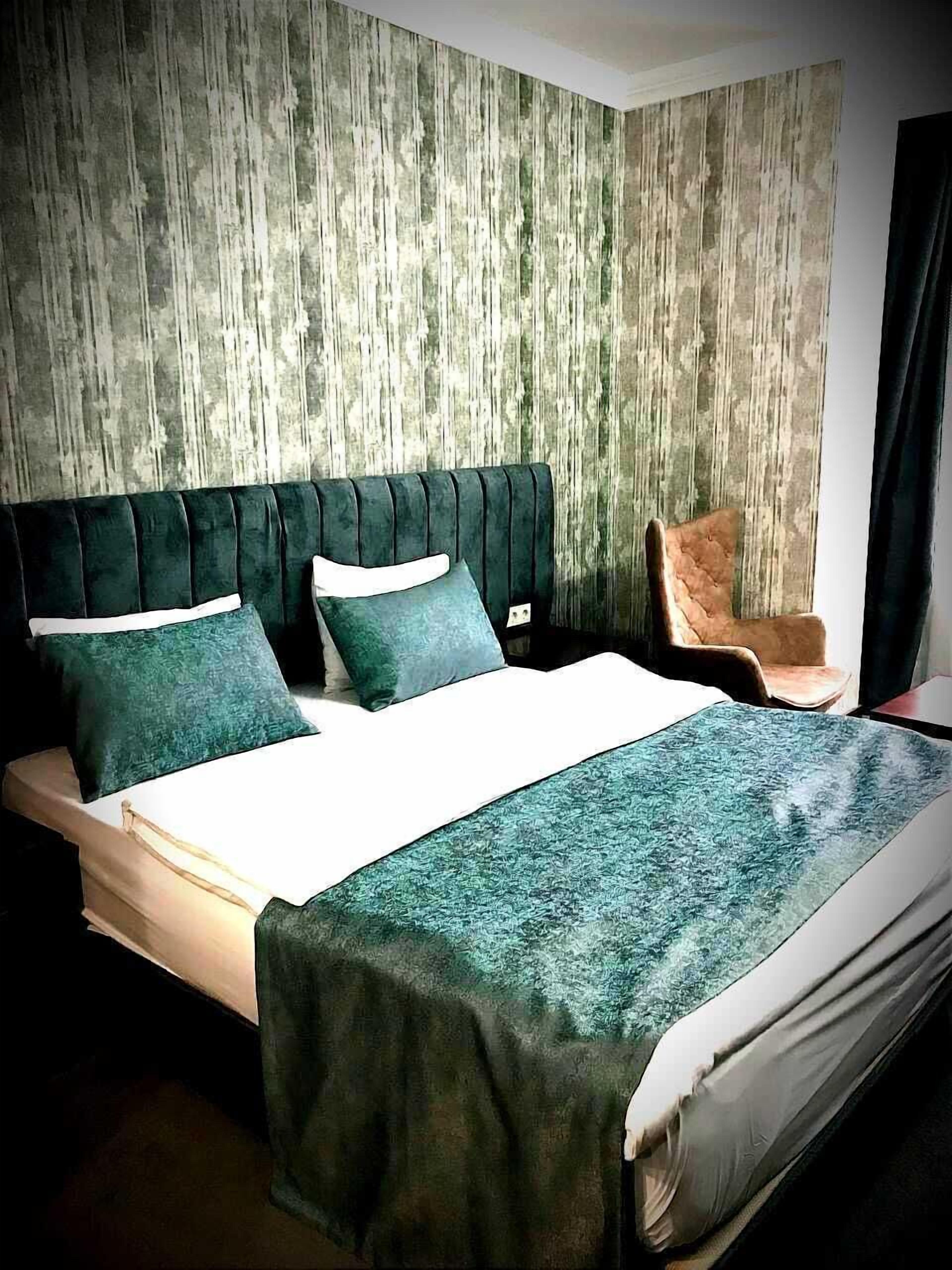 business double room | minibar, in-room safe, desk, laptop workspace