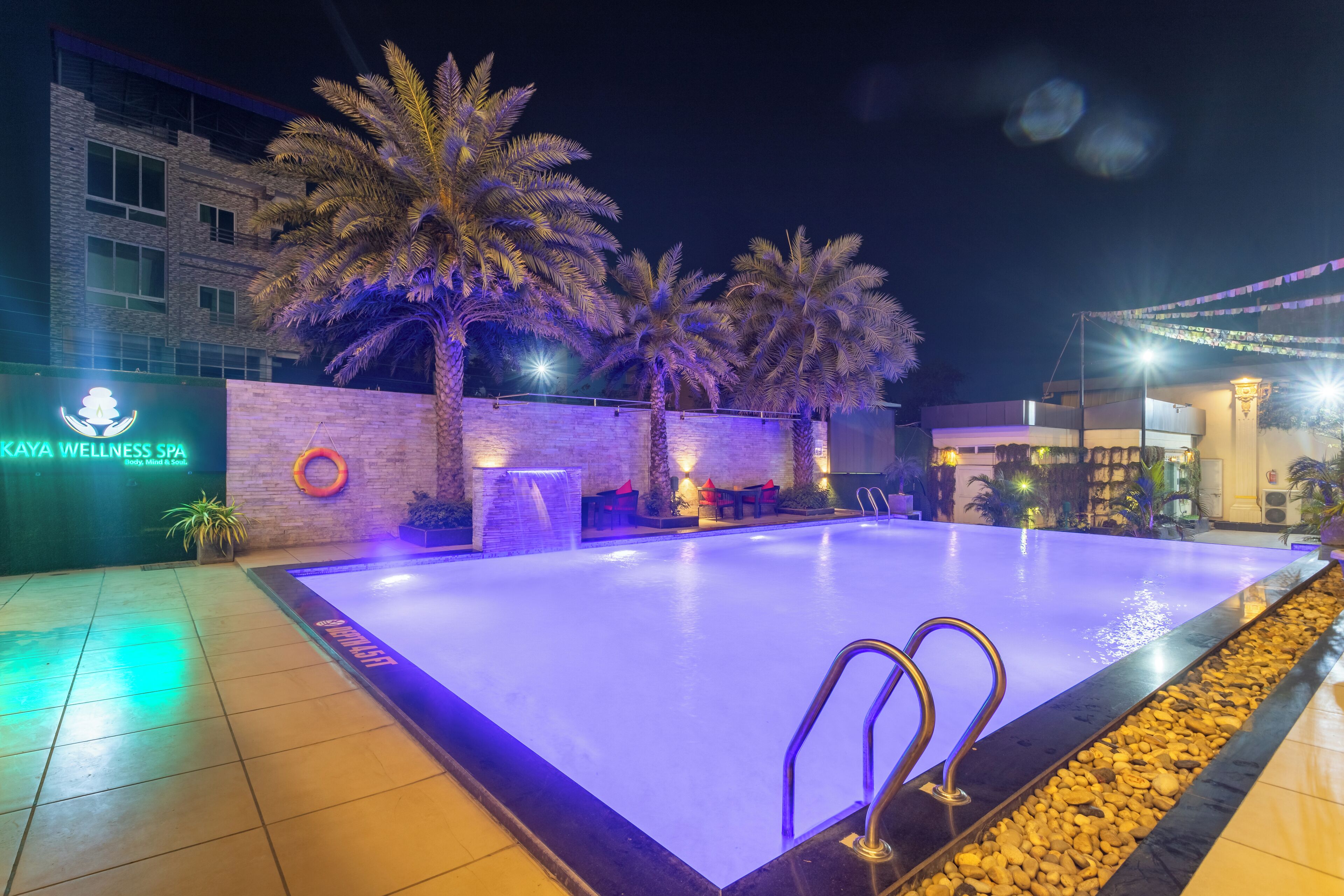 สระว่ายน้ำกลางแจ้งเปิดตามฤดูกาล