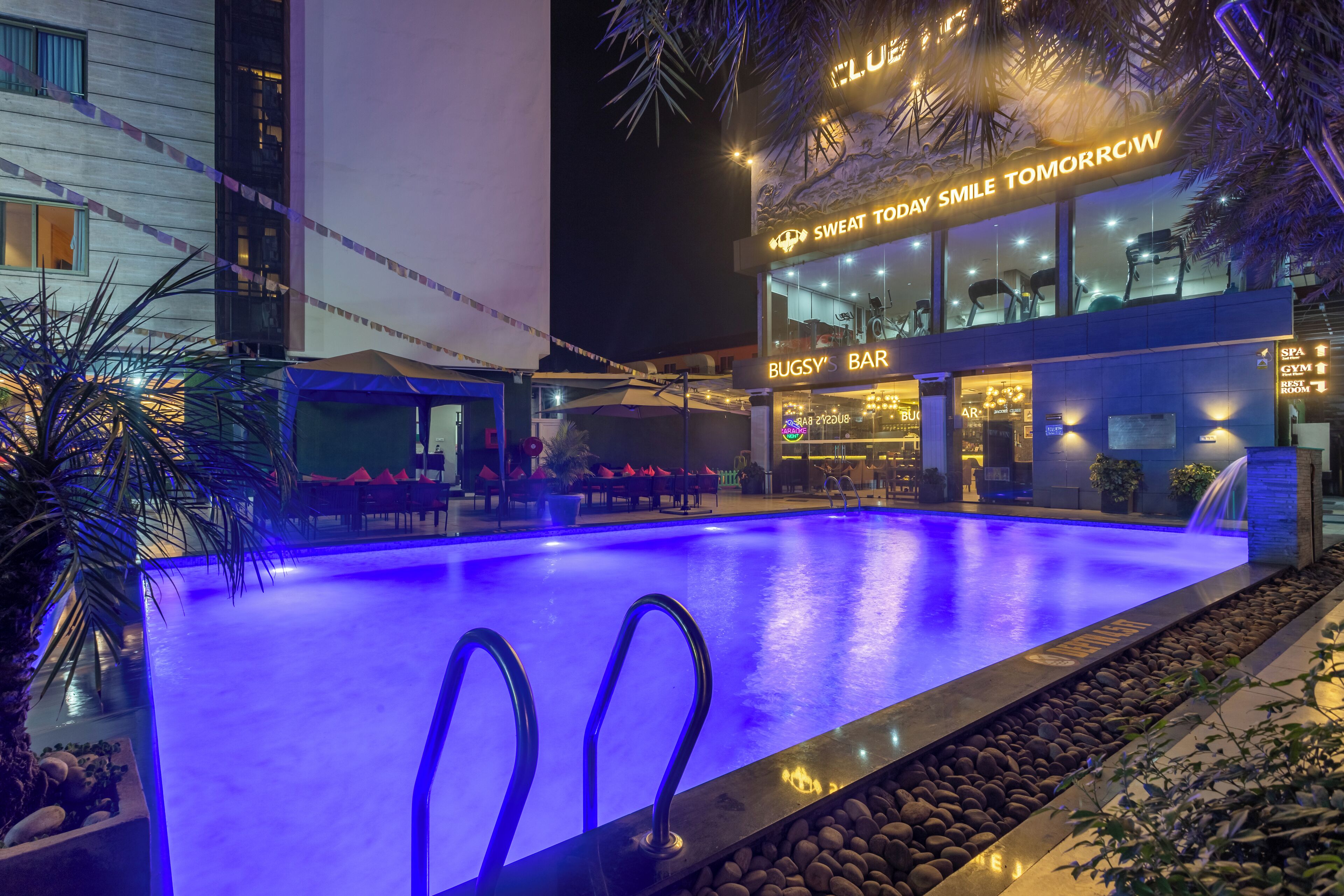 시즌별로 운영되는 야외 수영장