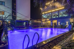 Una piscina al aire libre de temporada