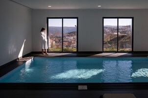 室內泳池、季節性室外泳池;9:00 至 20:00 開放;泳池傘、躺椅