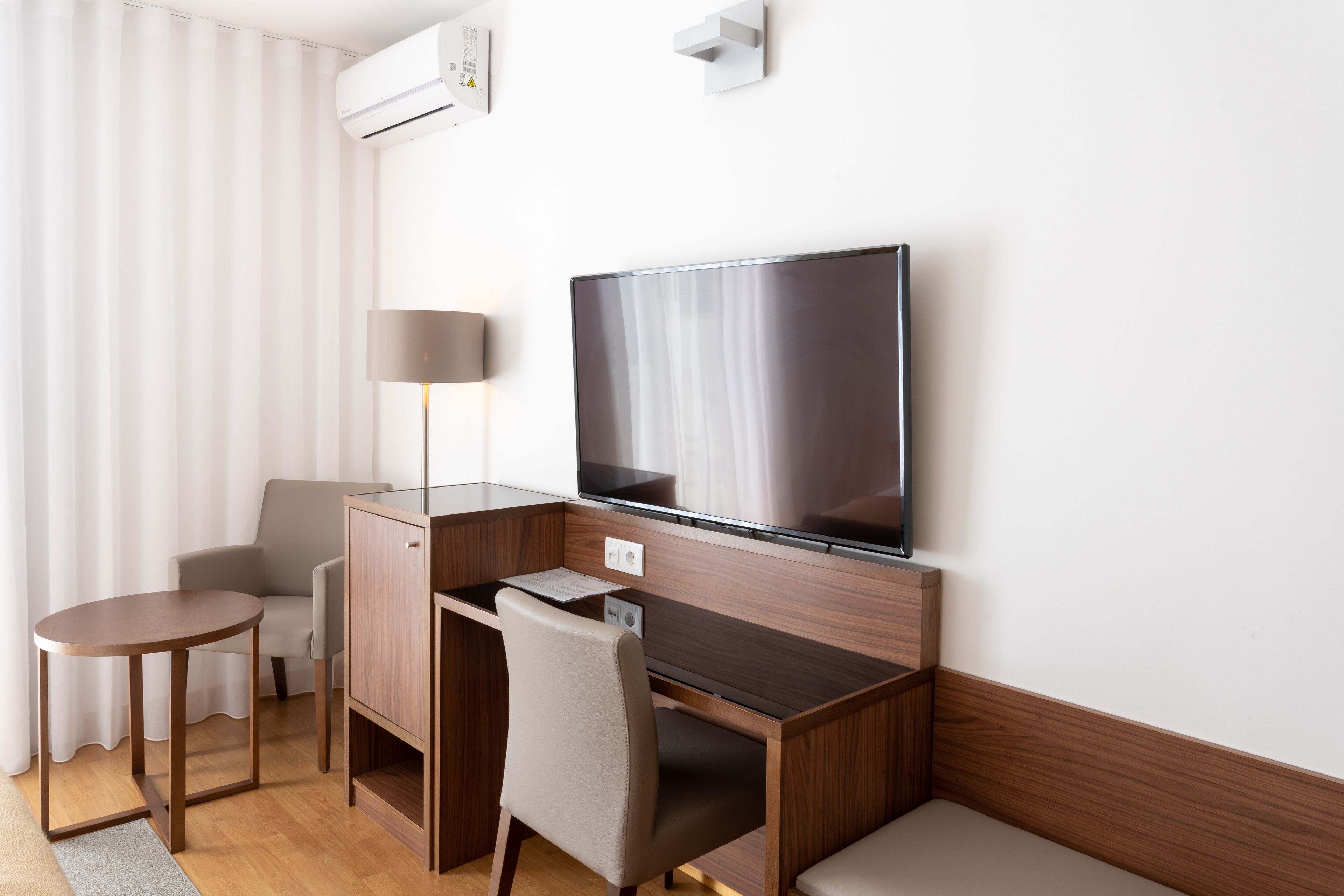 Een minibar, een kluis op de kamer, een bureau