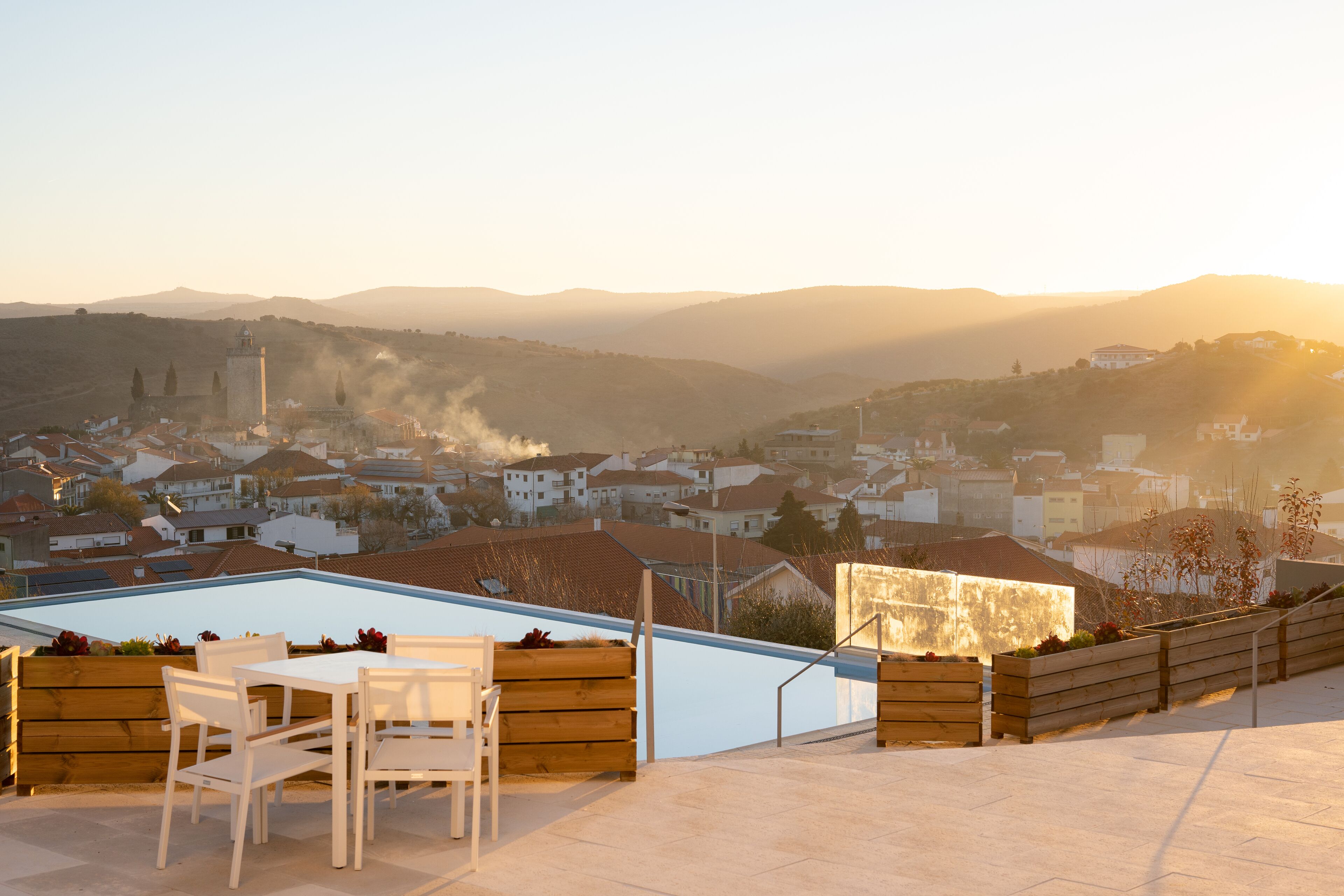 Een binnenzwembad, een seizoensgebonden buitenzwembad