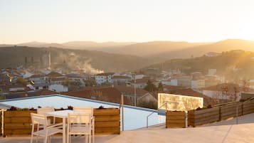 Een binnenzwembad, een seizoensgebonden buitenzwembad