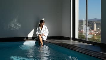 Een binnenzwembad, een seizoensgebonden buitenzwembad