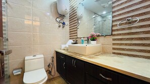 Chuveiro, secador de cabelo, toalhas de banho, sabonete