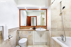 Deluxe Apartment | Bathroom | Combined shower/bathtub, free toiletries, hair dryer, towels