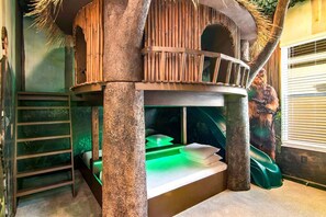 11 bedrooms, iron/ironing board, WiFi, bed sheets - Rare Villa w Golf Simulator, Sci-Fi Theme BR, Arcade, Theater & Gym - Near Parks (Davenport)