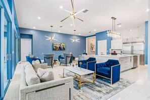 TV connectée, jeux vidéo, baby-foot, table de tennis de table