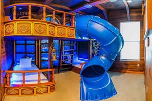 11 habitaciones, escritorio y tabla de planchar con plancha