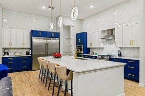 Fridge, microwave, oven, stovetop - Royal Villa w Casino RM, Bowling, Theater, Superhero Theme BR & Gym - Near Parks (Davenport)