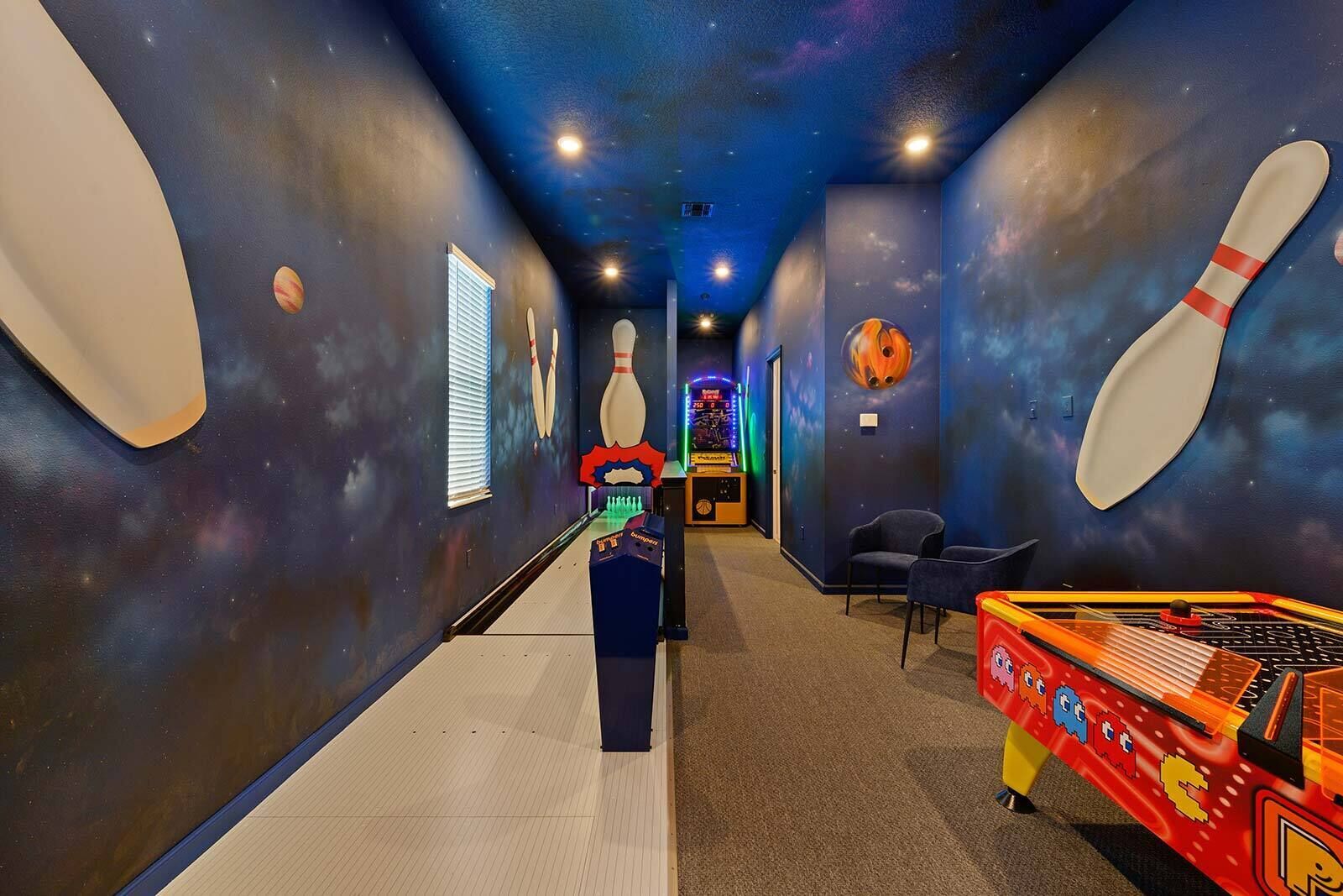 Een bowlingbaan met pinautomaten, een flipperskast en een neonverlichte speelhal.