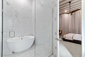 12 habitaciones, escritorio y tabla de planchar con plancha