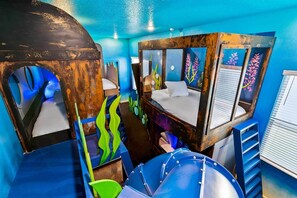 12 habitaciones, escritorio y tabla de planchar con plancha 