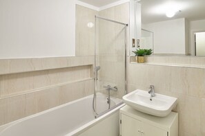 Badewanne, Haartrockner, Handtücher, Shampoo
