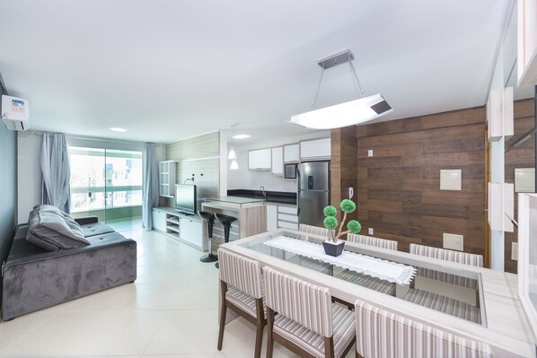 Apartment | Living area | 20-inch flat-screen TV with cable channels, TV - 724 - Giardino D' Italia 302 (Bombinhas)