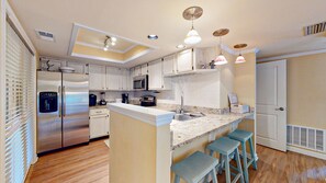 KĂŒhlschrank, Mikrowelle, Wasserkocher mit Kaffee-/Teezubehör, Toaster