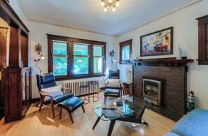 Fireplace, books - Downtown Marvel in unbeatable location! (Boulder)