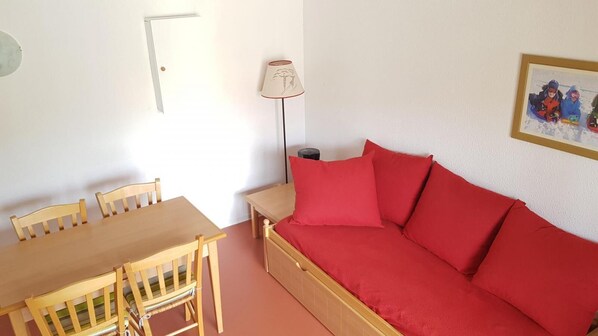 Living area - 200m from resort center, balcony, parking, tv, ski locker, 25m², La Joue du Loup (Agnières-en-Dévoluy)