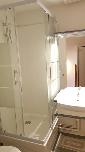 Shower - 200m from resort center, balcony, parking, tv, ski locker, 25m², La Joue du Loup (Agnières-en-Dévoluy)