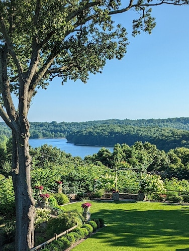 Privacy in the hills one hour from NYC and minutes to Breakneck Mtn. 