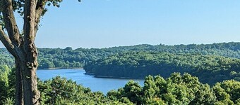 Privacy in the hills one hour from NYC and minutes to Breakneck Mtn. 