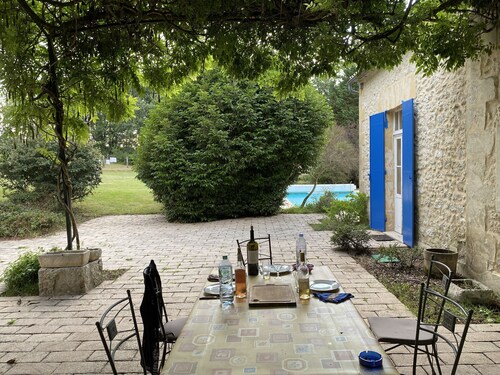 360 m² villa on 9.5 hectares of fenced land, swimming pool and pond 