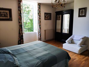 5 Schlafzimmer, Schreibtisch, Bügeleisen/Bügelbrett, kostenloses WLAN