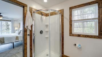 Articles de toilette gratuits, sĂšche-cheveux, serviettes fournies
