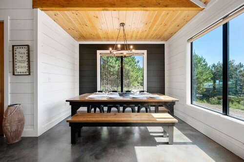 Twisted Leaf - Cozy Cabin w/Hottub, Firepit, Games